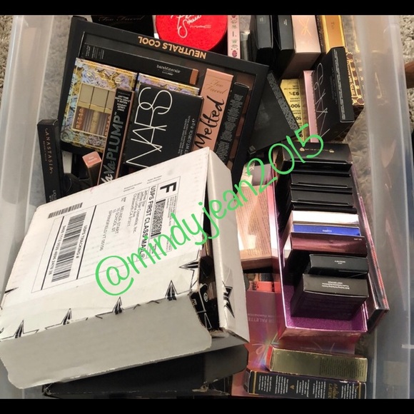 ♥️ MAKEUP MYSTERY BOX ♥️ - Picture 15 of 16